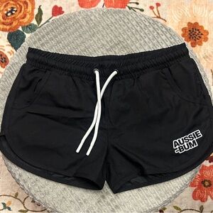 SHORT AUSSIEBUM BLACK